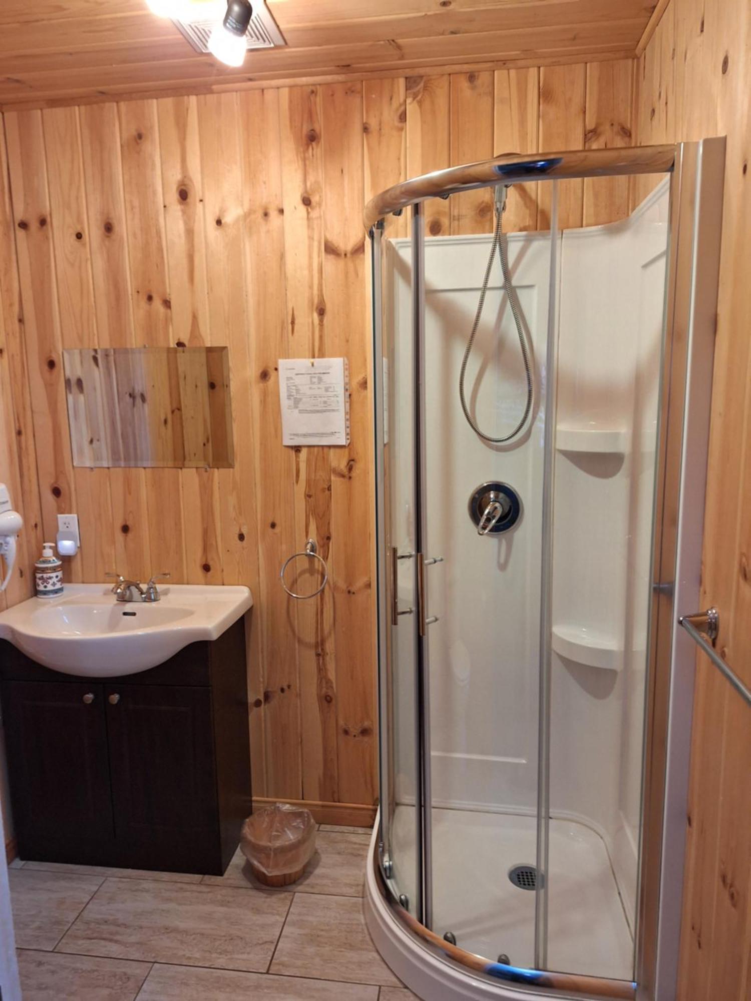 Auberge Le P'Tit Bonheur Saint-Laurent-de-l'ile d'Orleans Εξωτερικό φωτογραφία